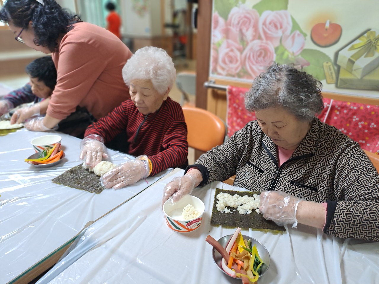 하양재가장기요양기관 활동 - 어르신이 만든 작품을 보여주시는 모습